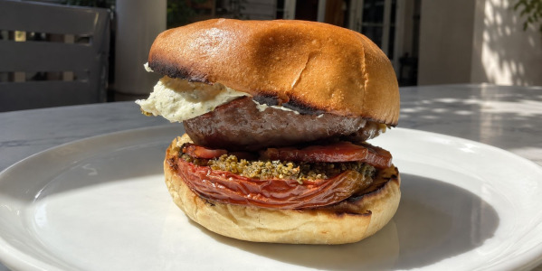 Comment préparer un burger méditerranéen au pesto ?